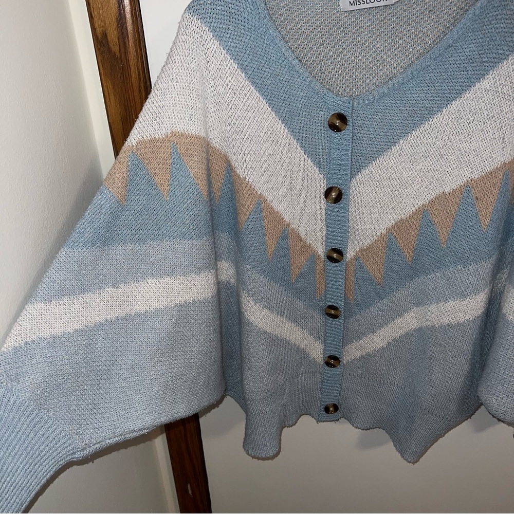 Size M colorful sweater with wide sleeves.